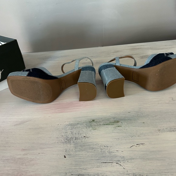 Women’s Heels - Picture 4 of 10